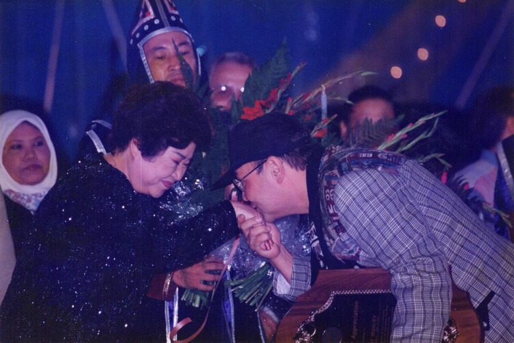 1998 - Азия дауысы. Вручение Диплома - Лучший фестиваль мира от ФИДОФ